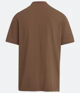 Remera blanca de algodón, corte holgado, cuello redondo alto, manga corta y sisas caídas.