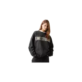 Buzo crewneck de manga larga color negro, con cuello redondo y diseño liso. Presenta estampado frontal con el logo de la marca en tono beige.