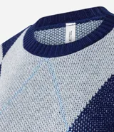 Suéter de punto con diseño de rombos (argyle) en tonos azul marino y gris, con cuello redondo y terminaciones acanaladas en puños y cintura.