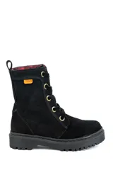 Bota de caña media Kiko's confeccionada en cuero gamuza negro, con sistema de acordonado frontal, ojales metálicos dorados y suela de goma dentada. Presenta un forro interior con estampado a cuadros en tonos rojos y una etiqueta decorativa naranja en el lateral.