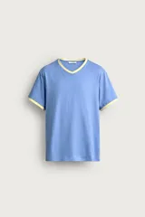 Camiseta de corte regular en color azul, con cuello en pico y bordes de las mangas en color amarillo a contraste.