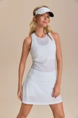 Musculosa deportiva de calce ajustado, confeccionada en tejido técnico con textura microperforada para mayor transpirabilidad. Presenta cuello redondo y diseño anatómico que favorece la libertad de movimiento.