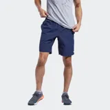 Short deportivo Reebok para hombre, color azul marino, confeccionado en nylon, con pretina elástica y cordón interno ajustable. Presenta bolsillos laterales y un bolsillo de parche trasero.