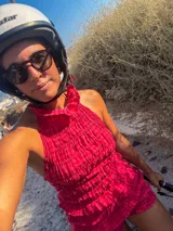 Top fucsia con cuello halter fruncido, diseño sin mangas y cuerpo texturizado con frunces elásticos.