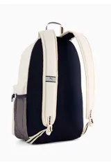 Mochila Puma Phase Class Athletics color beige con detalles en azul marino y gris. Cuenta con dos bolsillos frontales con cierre, bolsillos laterales de red, asas ajustables y estampado gráfico de la marca en el frente.