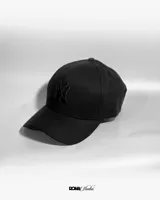Gorro de béisbol negro con logo de los Yankees de Nueva York bordado en el frente.