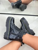 Borcegos negros de charol vegano con cordones y cierre lateral. Plataforma de 6 cm de altura.