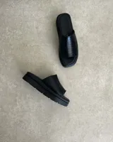 Sandalias negras con diseño de piel de serpiente y plataforma.