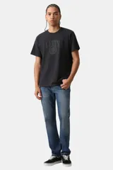 Remera de manga corta y cuello redondo Levi's University con corte relajado, color negro y estampado frontal tonal con el logotipo de la marca.