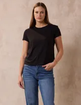 Remera negra de algodón y viscosa, de corte clásico y mangas cortas.