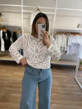 Sweater de tejido calado color blanco, de mangas largas.