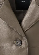 Chaqueta Sabi de cuero sintético en color verde militar, con cuello camisero, cierre frontal con botones y bolsillos de parche delanteros.
