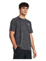 Remera deportiva Under Armour de manga corta con tejido texturizado, cuello redondo y logo de la marca estampado en el pecho. Presenta un corte holgado y ligero, diseñado para absorber el sudor y secarse rápidamente.