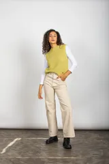 Jean tiro alto de algodón denim color celeste, con cuatro bolsillos, cierre de botón y cremallera, y diseño de pierna recta.