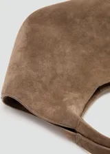 Bolso de mano de piel de serraje, color marrón, con diseño estructurado, dos asas cortas, forro interior y cierre de botón magnético.