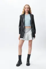 Top celeste sin mangas y cuello a la base, de tela brillante.