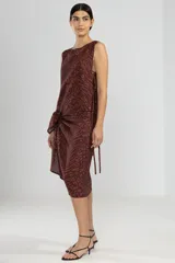 Musculosa marrón con estampado animal print, de tejido aireado y lazos laterales para un calce regulable.