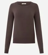 Suéter de punto color marrón chocolate, con cuello redondo y mangas largas con puños acanalados. Presenta un diseño básico y versátil de corte recto.