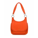 Bandolera color naranja con solapa frontal, detalles perforados en los bordes y herrajes metálicos plateados con argollas en las uniones de la correa.