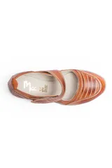 Zapato tipo guillermina de cuero en tono beige con efecto desgastado, cierre de velcro en el empeine y suela con cámara de aire integrada.