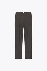 Pantalón de tiro alto color gris oscuro, con costuras marcadas en el delantero y la espalda. Cuenta con bolsillos delanteros de vivo y cierre frontal con cremallera, botón interior y gancho metálico.