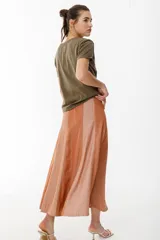 Falda larga de tiro medio con diseño de paneles intercalados en tejido ligero color marrón.