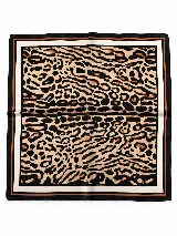 Pañuelo cuadrado de satén con estampado de leopardo en el centro y bordes decorados con franjas negras y rojas.