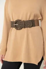 Cinto marrón elástico con hebilla redonda con estampado animal print.