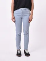 Jean de mujer, modelo Cadiz, tiro alto, corte skinny, color azul oscuro desgastado.
