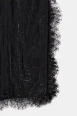 Top lencero de satén color marrón oscuro con escote en pico, tirantes finos regulables y detalles de encaje en el escote y el bajo.