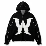 Campera de punto negra con capucha, cierre frontal completo y un diseño estampado de gran tamaño con la letra 'W' en color blanco. Presenta detalles de costuras y líneas blancas geométricas en las mangas y el cuerpo, además de un acabado desgastado en los bordes.