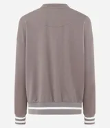 Buzo deportivo de corte oversized color gris topo, con cuello redondo, mangas largas y puños con detalle de rayas blancas. Presenta estampado frontal con la palabra Athletics y ruedo con franja blanca contrastante.