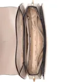 Cartera tipo saddle marca Guess, color gris, con estructura firme, solapa frontal con detalle de logo metálico y correa de cadena dorada con sección de cuero sintético.