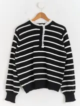 Sweater de punto a rayas horizontales en color bordó y blanco, con cuello tipo polo, cierre frontal con botones y delicados detalles de puntilla blanca en el cuello y los puños.