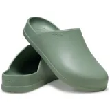 Zueco tipo mule Crocs modelo Dylan, color verde oliva, con diseño minimalista de una sola pieza que imita el cuero de grano completo. Presenta una puntera cerrada y una copa de talón profunda.