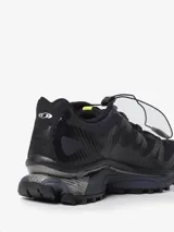 Championes Salomon modelo XT-4 OG de trail running, color negro con detalles en gris oscuro. Presentan un diseño técnico con sistema de cordones de ajuste rápido, estructura reforzada y suela con tecnología de amortiguación y tracción avanzada.