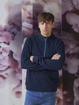 Buzo de frisa azul marino con cuello alto y cierre metálico azul.