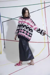 Sweater tejido a crochet en lana, con cuello a la base y puños.