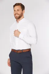 Camisa sport blanca de manga larga con spandex, cuello abotonado y bolsillo ojal en el pecho.