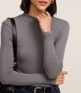 Blusa negra de rib de viscosa sostenible, con cuello alto y mangas largas.