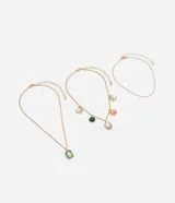 Collar en capas de metal dorado con cadenas delicadas y múltiples dijes colgantes con chatones de resina en tonos rosado, verde, violeta, naranja y blanco perlado.