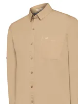 Camisa de manga larga RKF modelo Galiton, confeccionada en popelina de algodón orgánico color beige. Presenta cuello camisero, cierre frontal con botones de madera, bolsillo en el pecho con logo bordado y mangas con opción de arremangado mediante trabilla y botón.