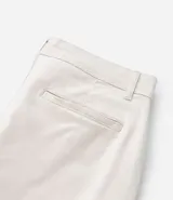 Pantalón skinny negro de sarga con elastano, estilo social, con cierre de botón y cremallera, y cintura con trabillas.