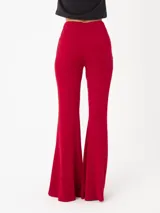 Pantalón de corte flare, ajustado en la parte superior y con botamangas acampanadas, confeccionado en tejido jersey de poliéster con elastano.