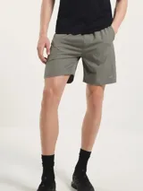 Bermuda deportiva de corte recto y ajuste cómodo, confeccionada en tejido técnico ligero. Cuenta con bolsillos laterales y un pequeño logo bordado en el ruedo.