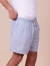 Short de baño azul marino con cintura elástica ajustable con cordón y logo bordado en la pierna.