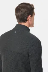 Buzo tejido azul marino con cuello alto y medio cierre frontal. Presenta una textura estructurada y manga larga.