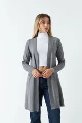 Saco largo de punto color negro, sin botones y con dos bolsillos pequeños al frente.