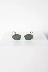 Lentes de sol con armazón y patillas metálicas doradas, diseño de forma geométrica hexagonal y cristales oscuros con protección UV400.