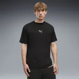 Remera Puma Sport Relax de manga corta y cuello redondo, color negro, con pequeño logo circular estampado en el centro del pecho.